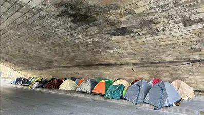 Fransa'da evsizlik sorunu büyüyor: Milletvekilleri çadırda yattı