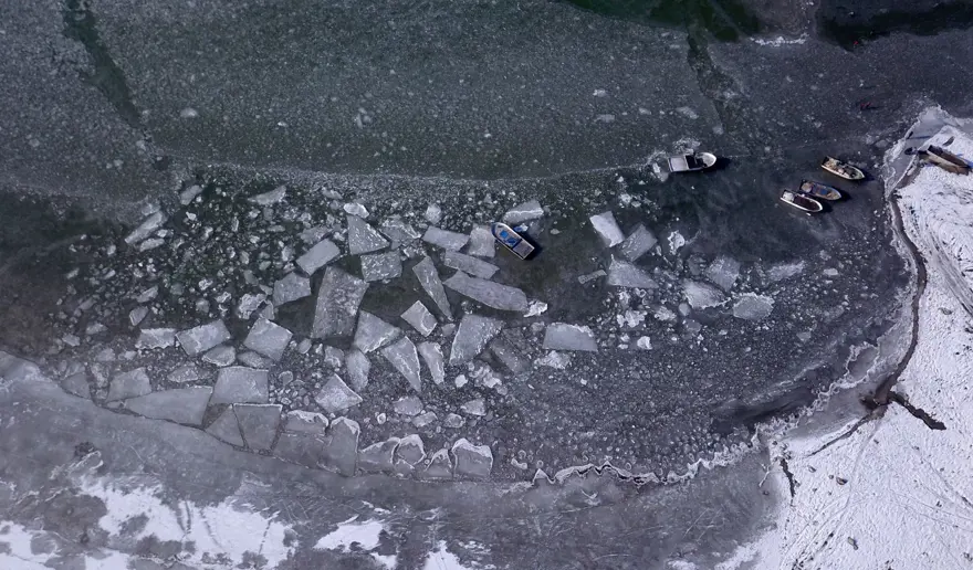 Hava sıcaklığı eksi 10 dereceye düşünce 40 kilometrekarelik göl buz tuttu 3