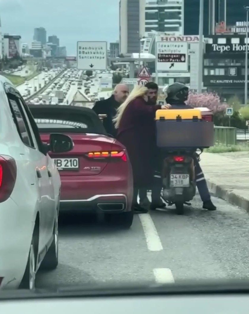 D-100'de korku dolu anlar: Tartıştığı motokuryeye silah çekti