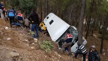 Şenlikten dönen minibüs şarampole yuvarlandı: 2 ölü, 16 yaralı