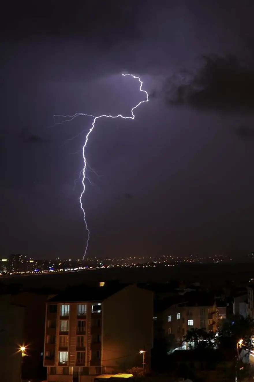 İstanbul'da şimşekli gece 3