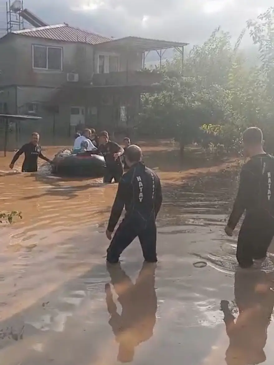 Hatay'da şiddetli sağanak: Engelli kadın tekerlekli sandalyesiyle suya kapıldı 8