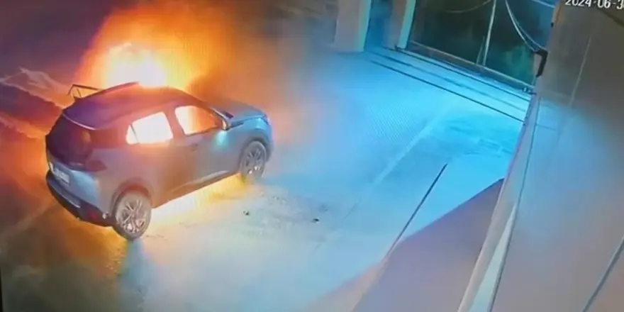 Akaryakıtistasyonunda panik anları: Bir anda alev aldı 2 Akaryakıtistasyonunda panik anları: Bir anda alev aldı 2