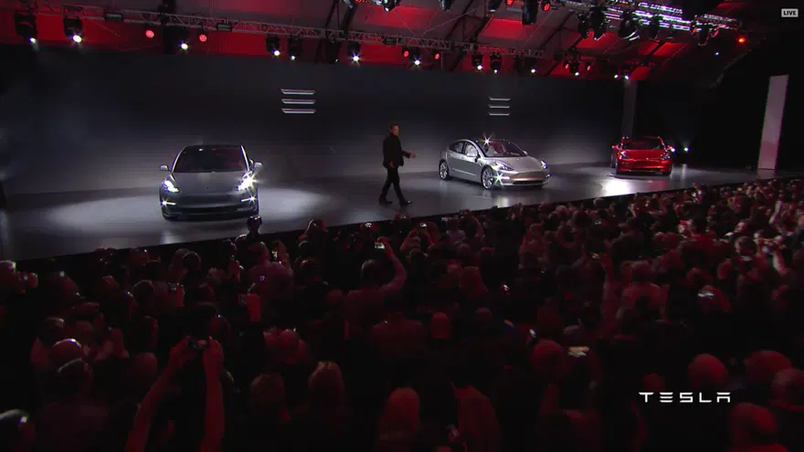Tesla Model 3 görücüye çıktı 32