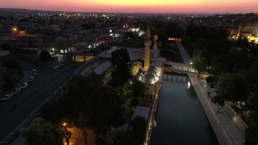 Şanlıurfa'da özel ışıklandırma yapılan tarihi alanlarda kartpostallık görüntüler 26