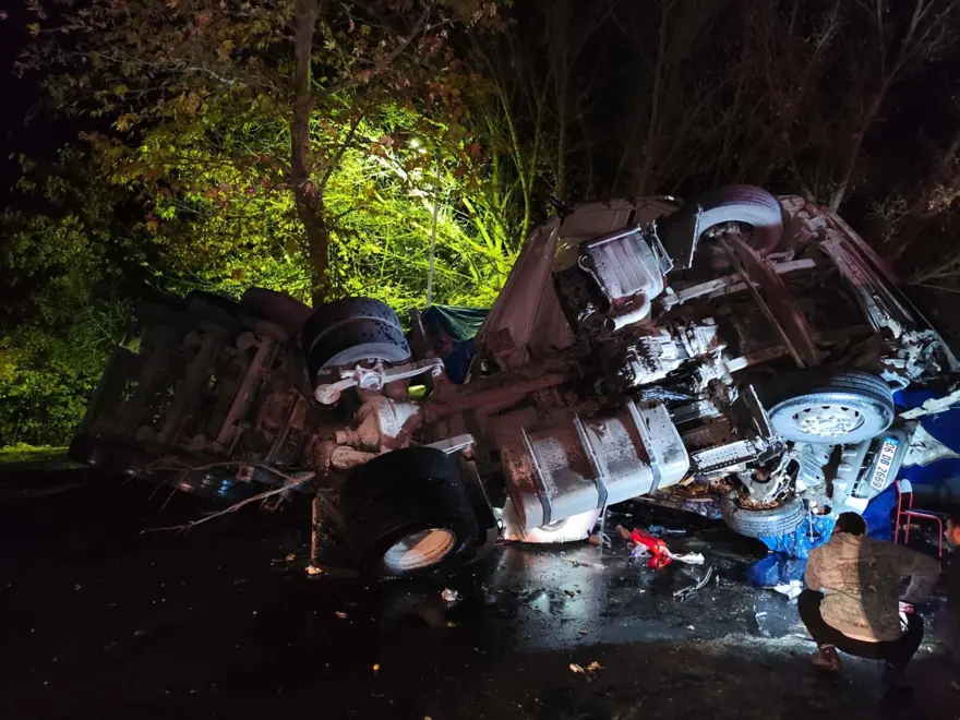 Devrilen TIR’da acıson: Sıkıştığı yerde üzerine sülfürik asit dökülen şoför can verdi 