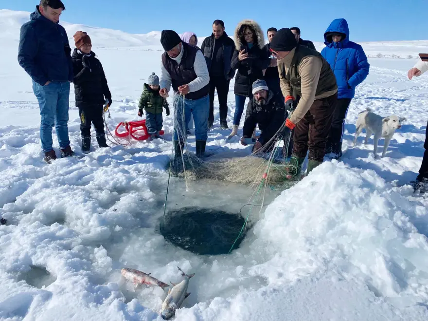 Çıldır Gölünde Eskimo usulü balık avlıyorlar 9