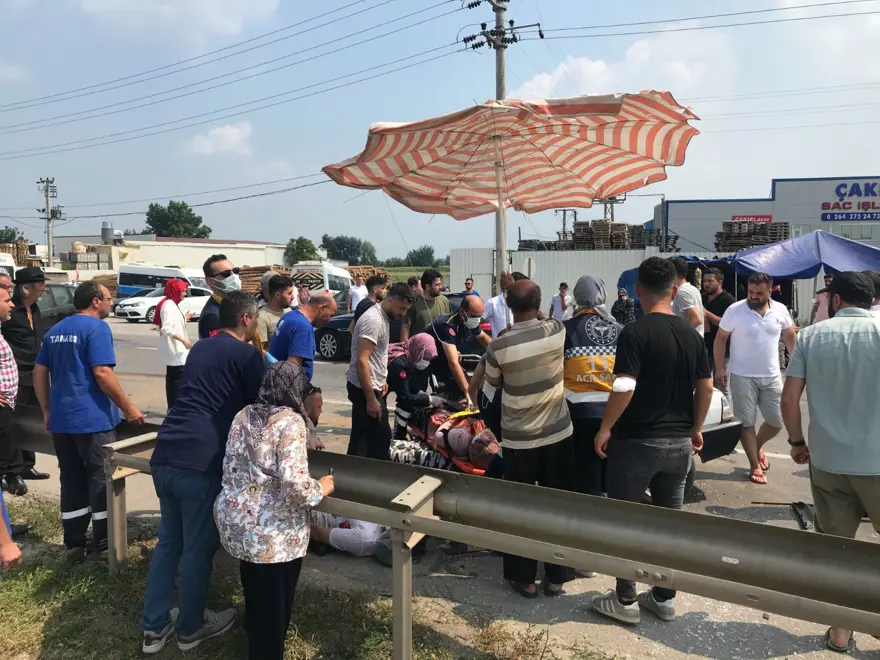 E-5'teki kazada otomobil ikiye bölündü 1 E-5'teki kazada otomobil ikiye bölündü 1