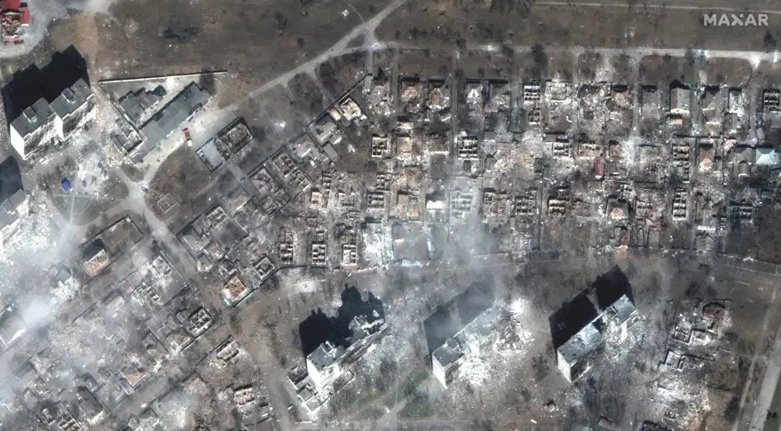 Mariupol'deki yıkım uydudan görüntülendi: Şehirdeki yerleşim yerlerinin neredeyse tamamı harabeye döndü 5