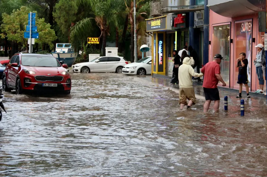 Antalya ve Muğla'yı fırtına vurdu: Cadde ve sokaklar göle döndü 7