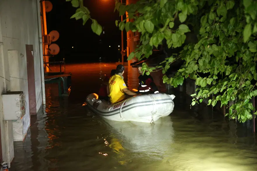 Karadeniz'i sel vurdu: Dereler taştı, yollar göle döndü, evleri su bastı 8 Karadeniz'i sel vurdu: Dereler taştı, yollar göle döndü, evleri su bastı 8