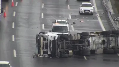 Kuzey Marmara Otoyolu'nda TIR devrildi: Trafik kilitlendi