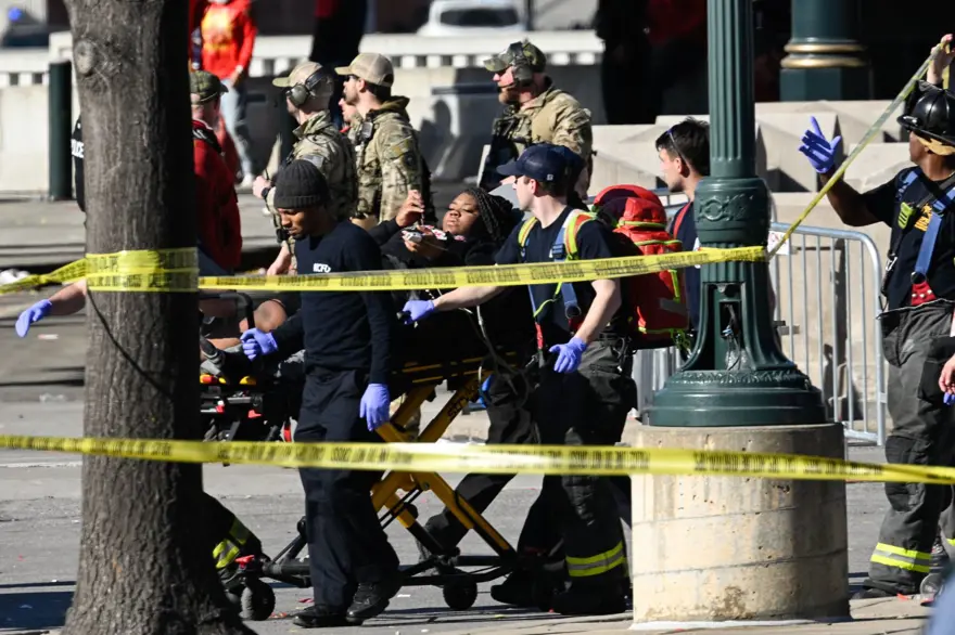 ABD'de Super Bowl geçit töreninde silahlı saldırı: 1 ölü, 21 yaralı 1 ABD'de Super Bowl geçit töreninde silahlı saldırı: 1 ölü, 21 yaralı 1