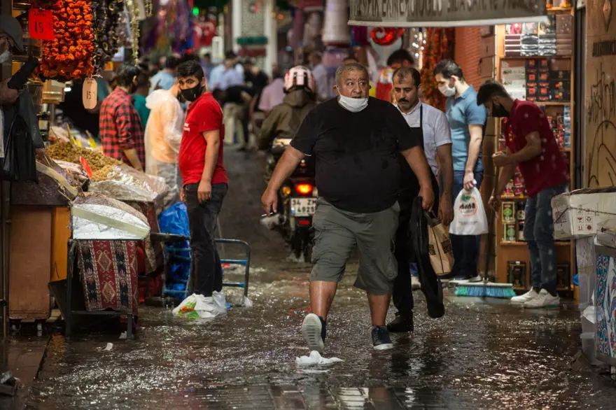 İstanbul'da sağanak bir anda bastırdı 8