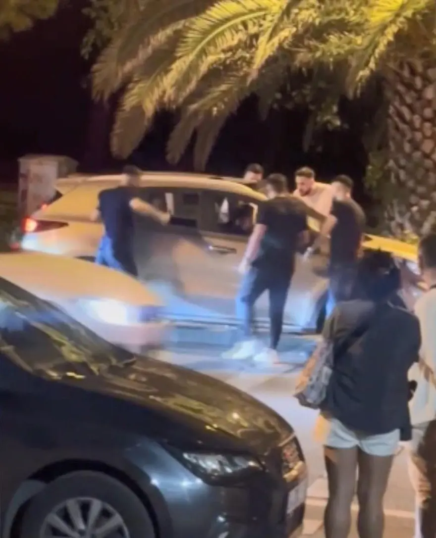 Kadıköy'de aracın önünü kesip içindekileri yumrukladılar! 