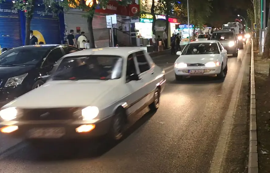 Yasağa rağmen düğün konvoyu yapıp, trafiği birbirine kattılar 6 Yasağa rağmen düğün konvoyu yapıp, trafiği birbirine kattılar 6