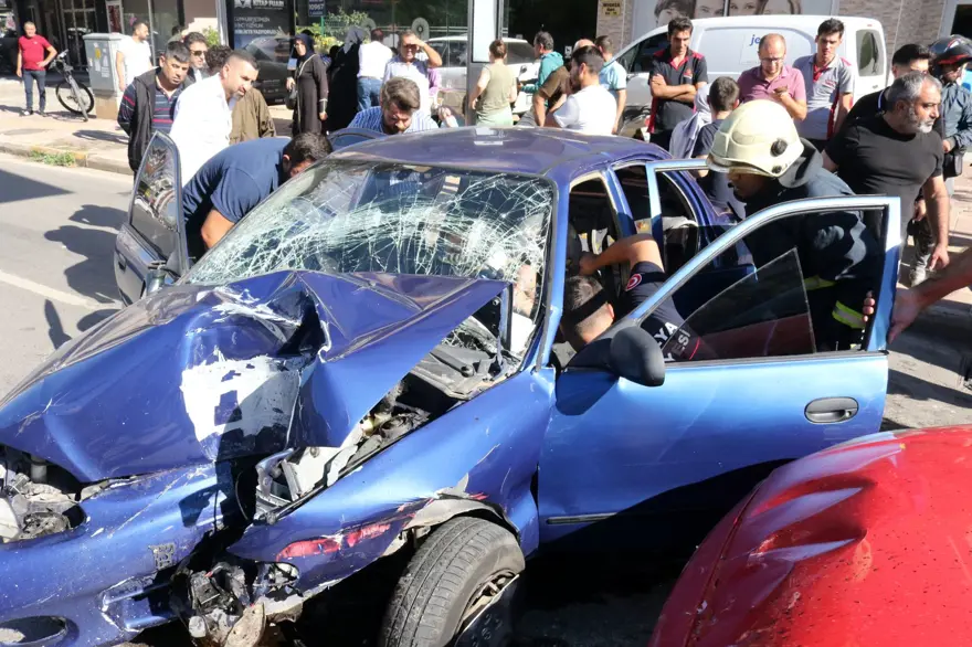Sınav dönüşü feci kaza: Sürücü sıkıştı, 1’i bebek 5 çocukyaralandı 1