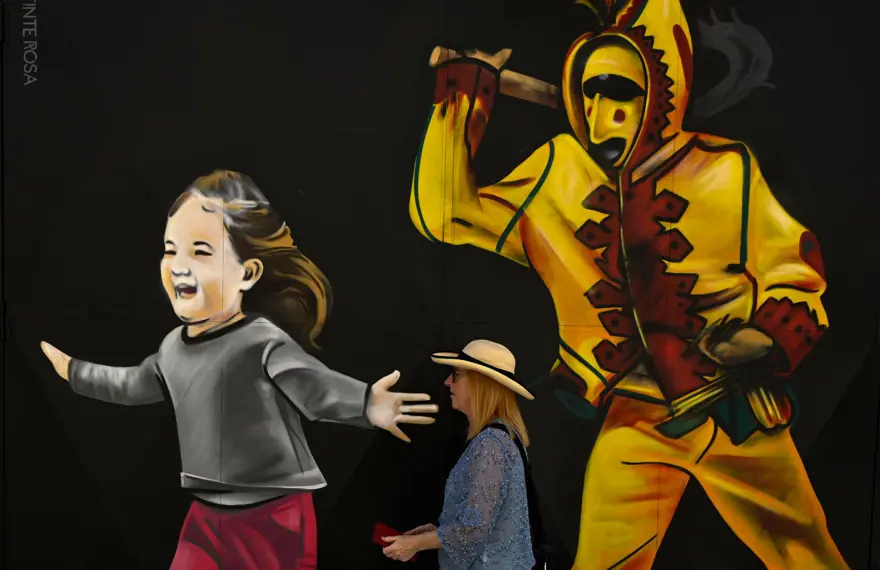 En ilginç festival: 'Şeytan', bebeklerin üzerinden atladı 