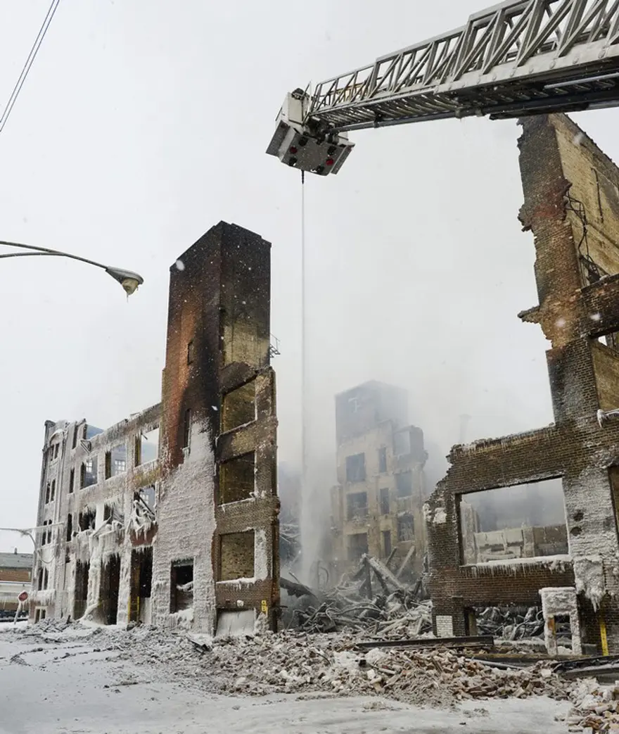 İtfaiyenin buzla mücadelesi 49