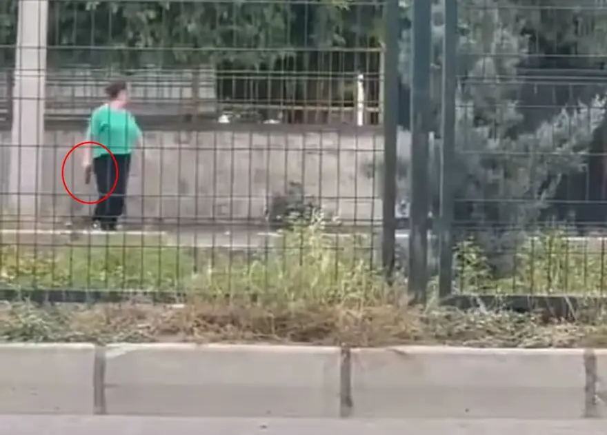 Okuldan atılanliseli kız, elinde silahla okulun kapısında havaya ateş açtı 3 Okuldan atılanliseli kız, elinde silahla okulun kapısında havaya ateş açtı 3