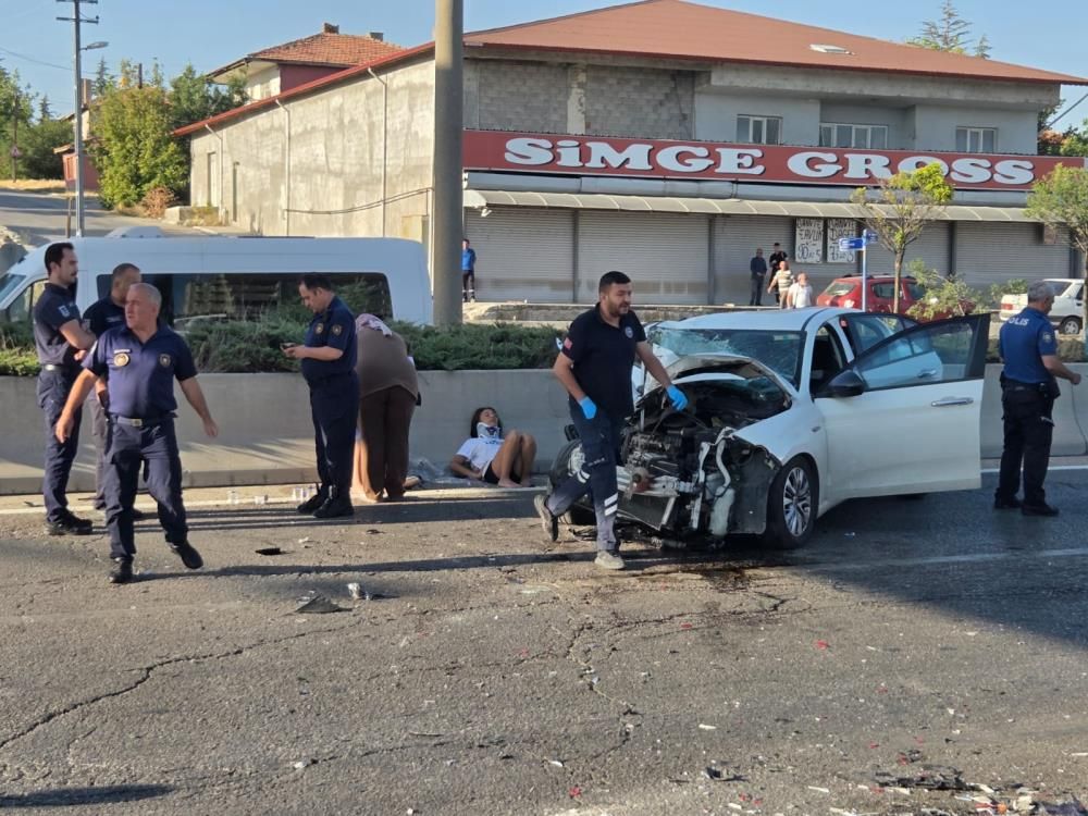 Ankara'da otomobil, otobüse çarptı: İki yaralı