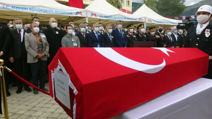 Zeynep Sena, Gara şehidi babası Sedat Yabalak'ı asker selamıyla uğurladı 1
