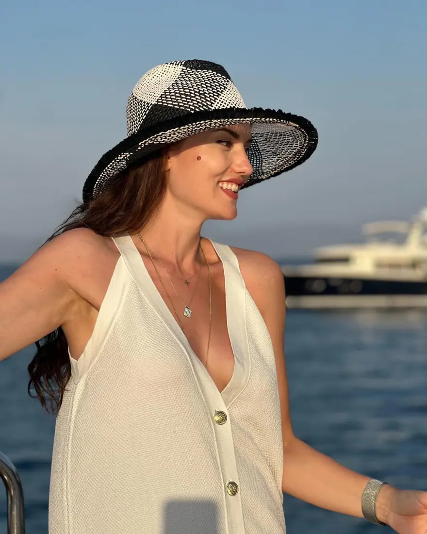 Fahriye Evcen'den çok konuşulan tekne pozları 9