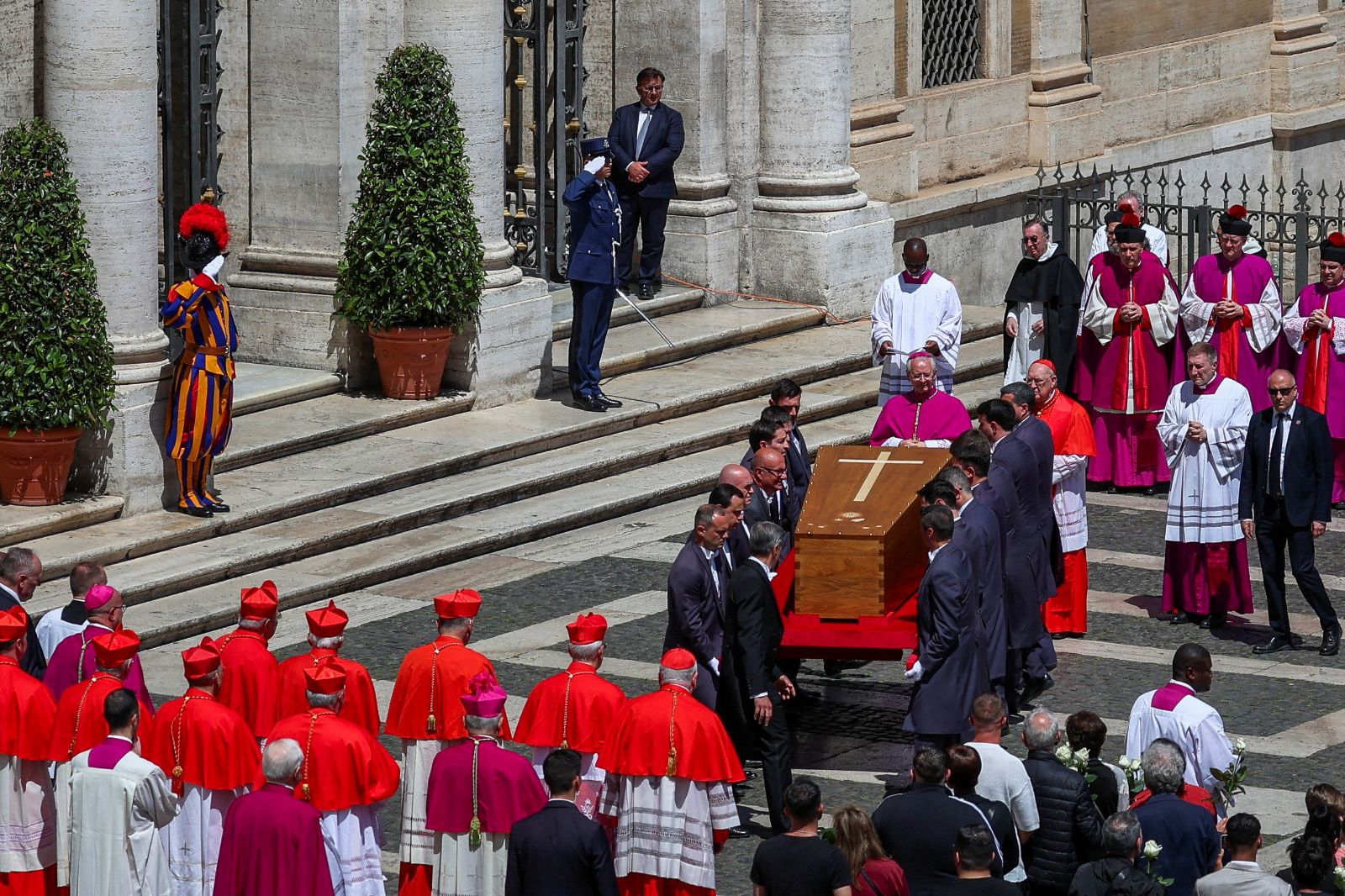 Papa Francis, son yolculuğuna uğurlandı