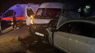 Kocaeli'de işçi servisi ile otomobil çarpıştı: Yaralılar var