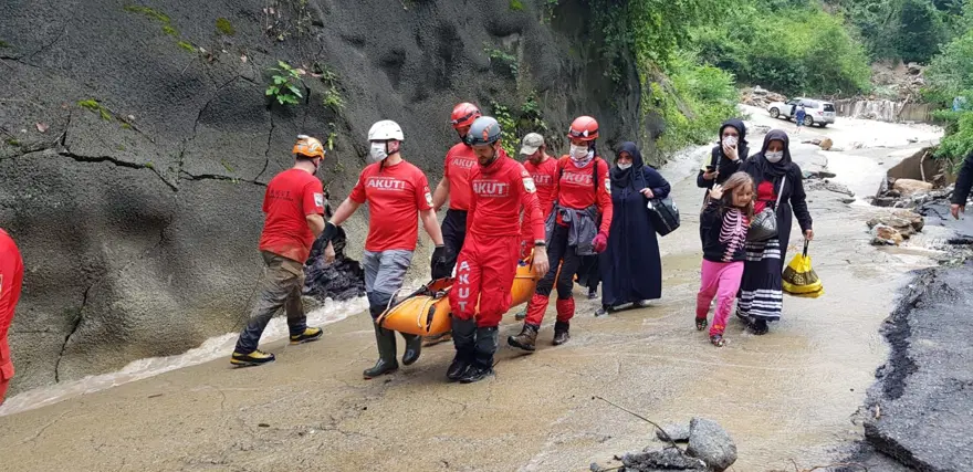 Rize'deki sel felaketinin hasarı gün ağarınca ortaya çıktı 13 Rize'deki sel felaketinin hasarı gün ağarınca ortaya çıktı 13