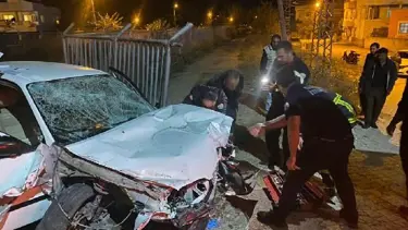 Kontrolden çıkan otomobil yayalara çarptı: 4 yaralı