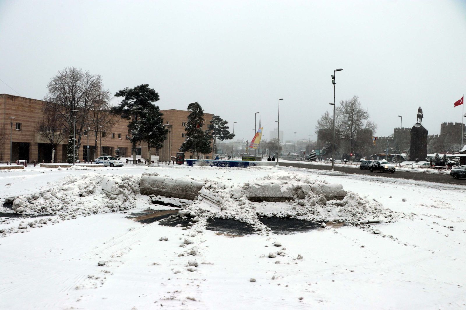 Kayseri'de tur otobüsü devrildi: 43 yaralı
