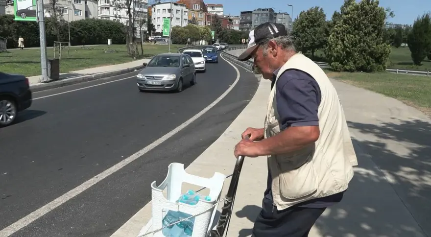 Sıcak hava otoyolda su satanların işlerini açtı 2