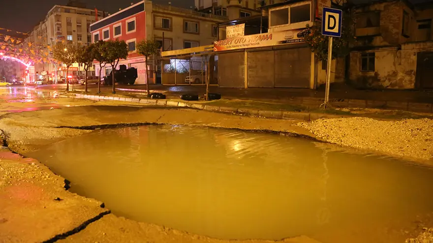 Adana'da şiddetli yağış asfaltı çökertti 2