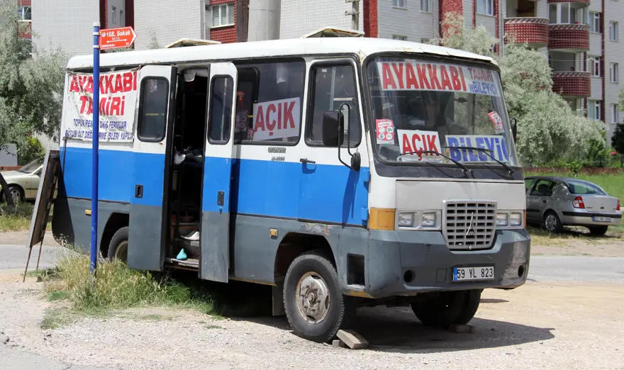 Kira fazla gelince minibüsünü "mobil dükkan"a çevirdi 