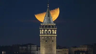 İstanbul'da muhteşem yarım ay manzaraları