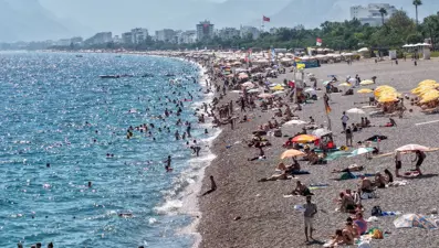 Tatilin son günlerinde Antalya sahilleri doldu