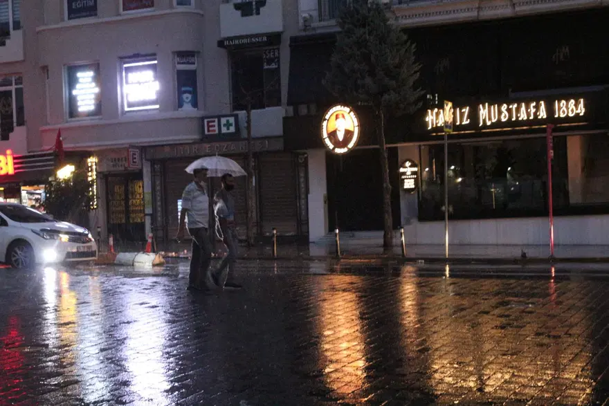 İstanbullular güne yağmurla uyandı 6 İstanbullular güne yağmurla uyandı 6