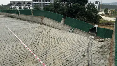 Temel kazısında otopark duvarı çöktü