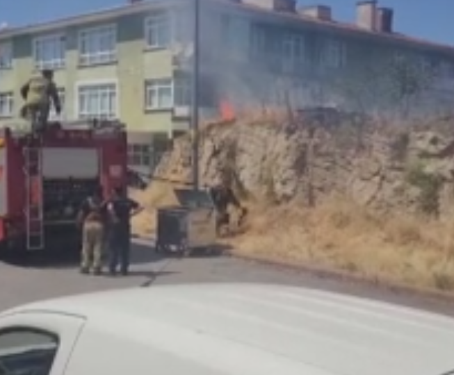 Elektrik direği düştü, yangın çıktı