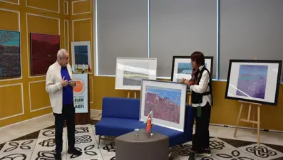 Ressam Devrim Erbil, sanatseverlerle buluştu