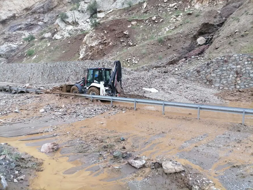 Pervari-Hizan kara yolunda heyelan: Yol ulaşıma kapandı 