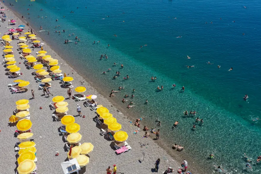 Antalya'da sıcaktan bunalan sahile koştu Antalya'da sıcaktan bunalan sahile koştu