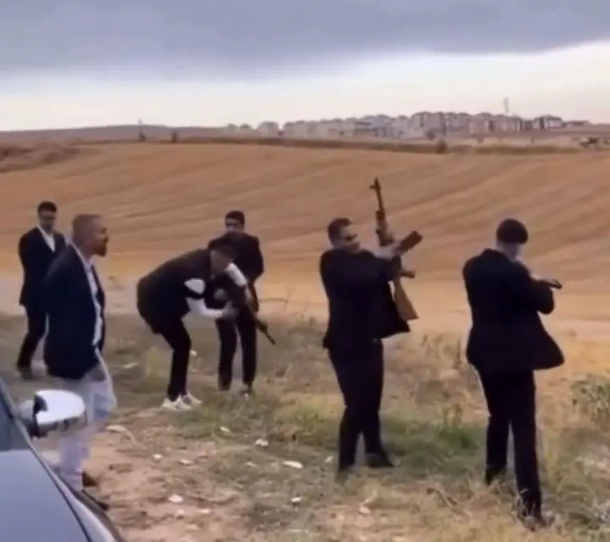 Gelin alma merasiminde av tüfekleriyle ateş açtılar Gelin alma merasiminde av tüfekleriyle ateş açtılar