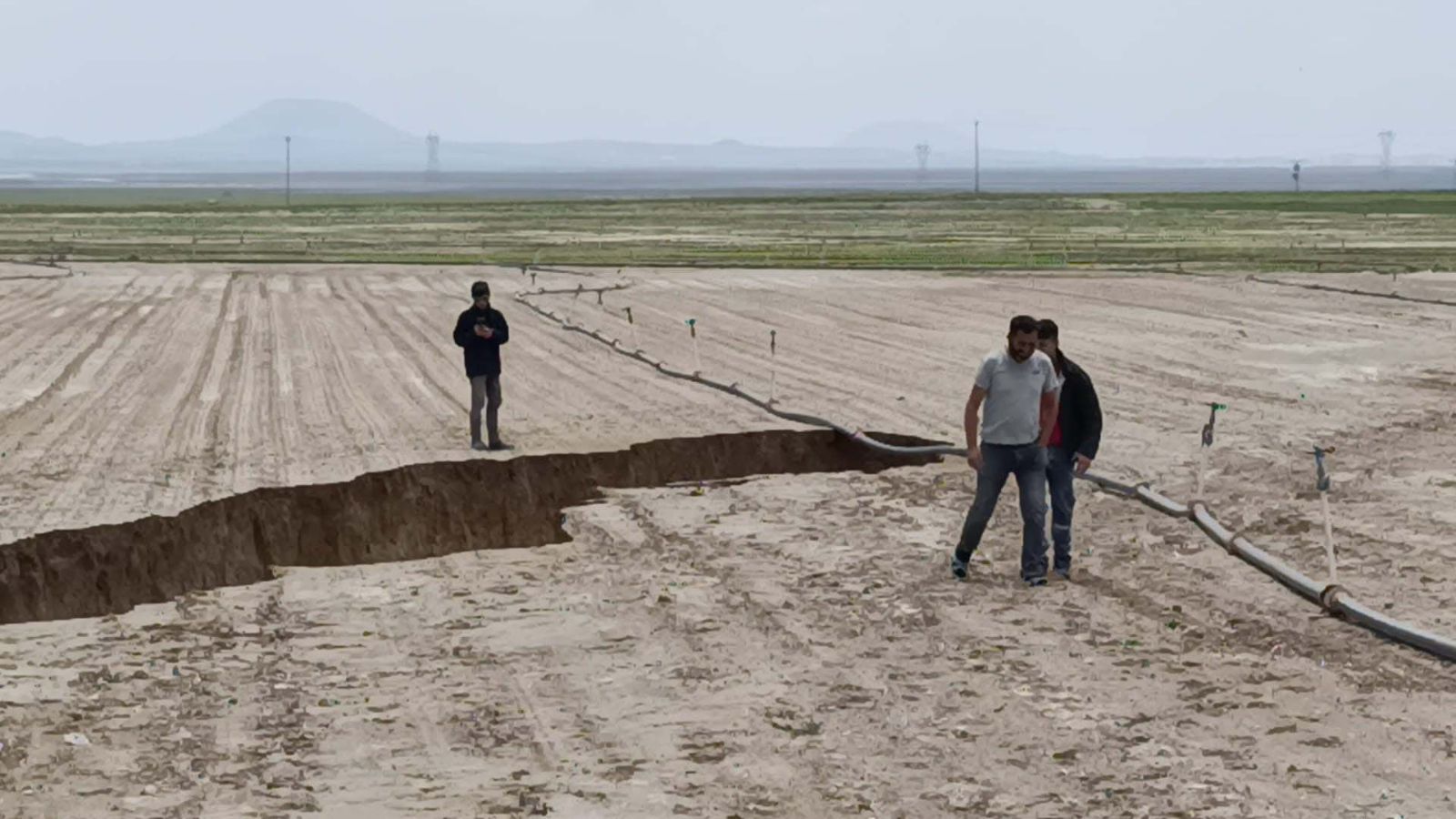 Konya'da obruklardan sonra şimdi de yüzey yarıklar oluştu: 5 metre derinliğinde, 100 metre uzunluğunda