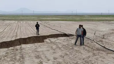 Konya'da obruklardan sonra şimdi de yüzey yarıklar oluştu: 5 metre derinliğinde, 100 metre uzunluğunda
