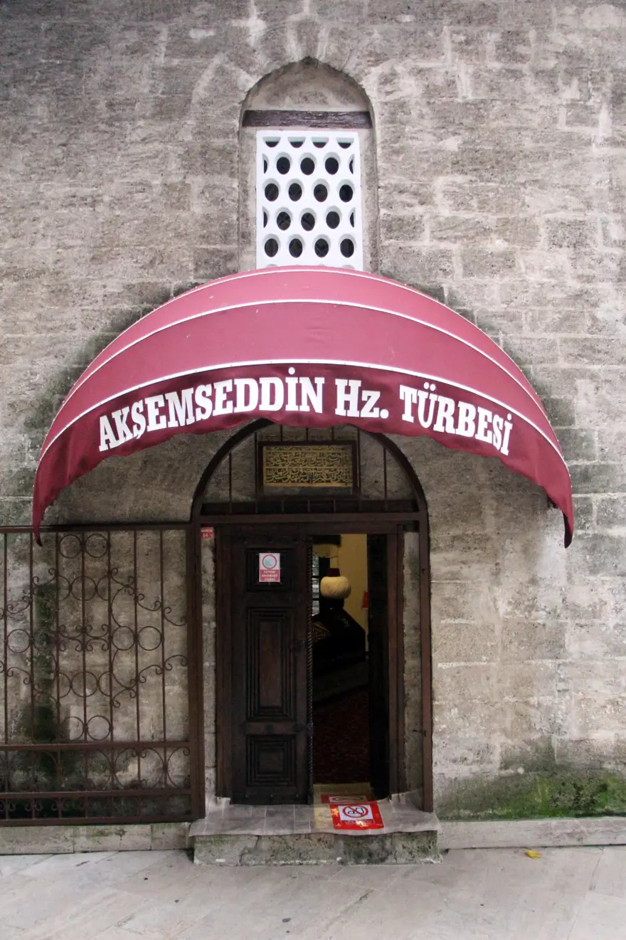 Türbeye Fransız tarzı tente takılmasına tepki 7 Türbeye Fransız tarzı tente takılmasına tepki 7