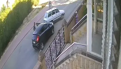 Kırşehir'de yol verme kavgası: Otomobilin önünü kesip sürücüyü dövdü