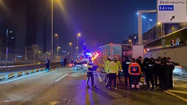 E-5 Karayolu’nda lüks otomobil yol bakım aracına çarptı: 5 yaralı