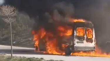 Havalimanı personelini taşıyan servis yandı